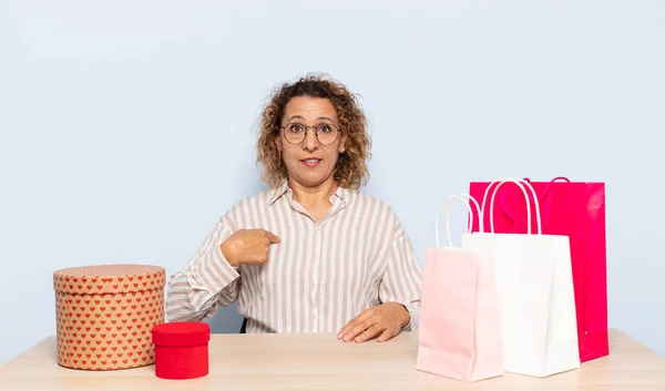 Ispanica Donna Mezza Età Sentirsi Felice Sorpreso Orgoglioso Indicando Con — Foto Stock