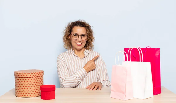 Latinamerikansk Medelålders Kvinna Ler Glatt Känner Sig Lycklig Och Pekar — Stockfoto