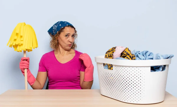 Hispânico Mulher Meia Idade Olhando Arrogante Bem Sucedido Positivo Orgulhoso — Fotografia de Stock