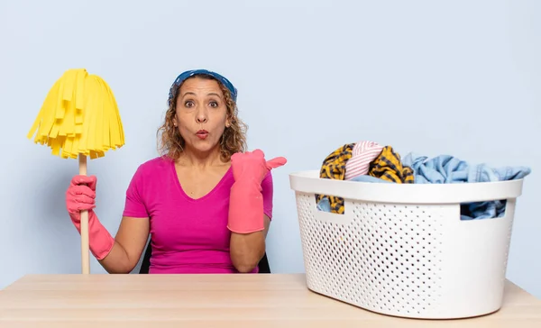 Hispanic Middle Age Woman Looking Astonished Disbelief Pointing Object Side — Stock Photo, Image