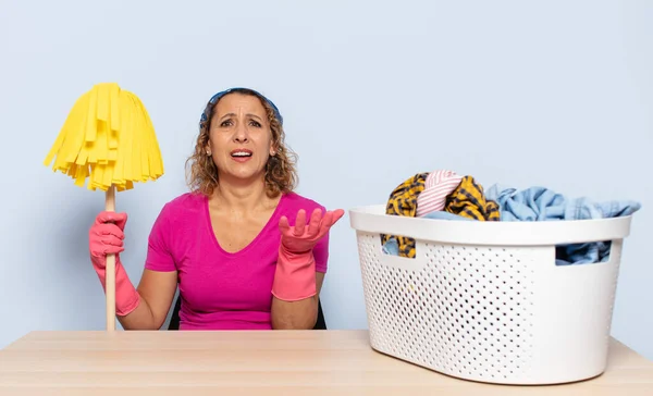 Hispânico Mulher Meia Idade Olhando Desesperado Frustrado Estressado Infeliz Irritado — Fotografia de Stock