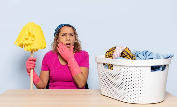 Hispanische Frau Mittleren Alters Mit Weit Geöffnetem Mund Und Augen — Stockfoto