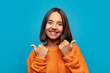 İspanyol kadın neşeyle gülümsüyor ve mutlu görünüyor, kaygısız ve pozitif hissediyor.