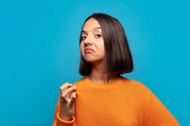 İspanyol kadın kibirli, başarılı, pozitif ve gururlu görünüyor.