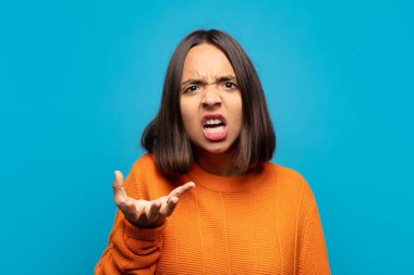 İspanyol kadın sinirli, sinirli ve hayal kırıklığına uğramış görünüyor. Senin neyin var? 