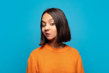 İspanyol kadın merak ediyor, mutlu düşünceler ve fikirler düşünüyor, hayal kuruyor, kenarda yer arıyor.