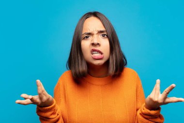 İspanyol kadın bilgisiz ve kafası karışık, hangi seçeneği seçeceğinden emin değil, merak ediyor.