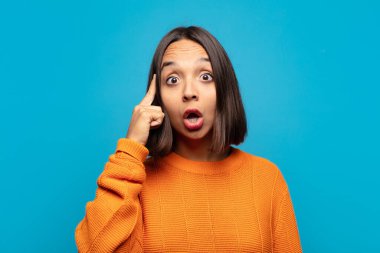 İspanyol kadın şaşırmış, ağzı açık, şok olmuş, yeni bir düşünce, fikir ya da konsept keşfediyor.