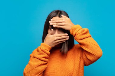 İki eliyle yüzünü örten İspanyol kadın kameraya hayır diyor! Resimler reddediliyor ya da yasaklanıyor