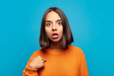 Hispanik kadın şaşkın, şaşkın ve güvensiz hissediyor, kendini gösterip kim olduğunu soruyor, ben mi??