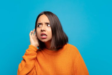 İspanyol kadın ciddi ve meraklı görünüyor, dinliyor, gizli bir konuşma ya da dedikodu duymaya çalışıyor, gizlice dinliyor.