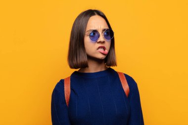 İspanyol kadının şüphesi ya da düşüncesi, dudağını ısırması ve kendini güvensiz ve gergin hissetmesi, kenar boşluğu kopyalamak istemesi.