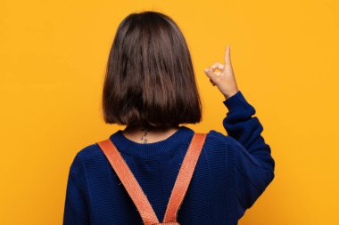 İspanyol kadın dikiz aynası ve fotokopi alanı üzerinde duran ve objeye işaret eden