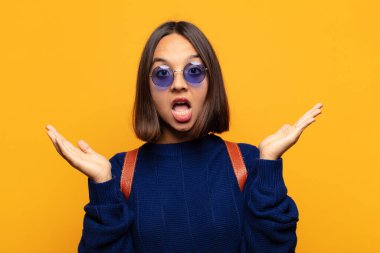 İspanyol kadın mutlu, heyecanlı, şaşırmış ya da şok olmuş hissediyor, gülümsüyor ve hayrete düşüyor.