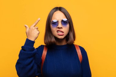 İspanyol kadın şaşkın ve şaşkın hissediyor. Deli, deli ya da aklını kaçırmış olduğunu gösteriyor.