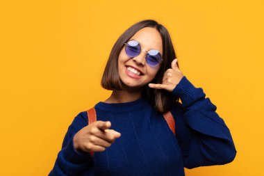 İspanyol kadın neşeyle gülümsüyor ve kamerayı işaret ediyor. Sonra seni arıyor, telefonla konuşuyor.