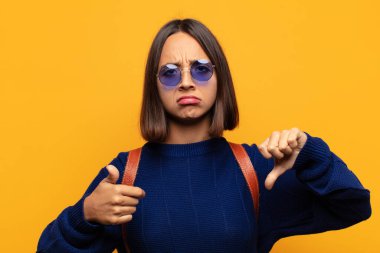 İspanyol kadın kafası karışık, bilgisiz ve kararsız hissediyor, iyi ve kötü seçenekleri farklı seçeneklerde tartıyor.