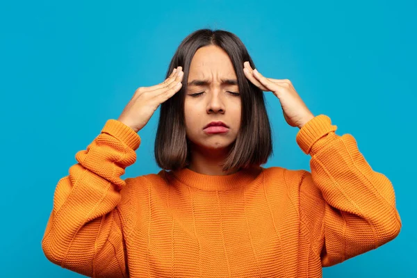 Hispanische Frau Die Konzentriert Nachdenklich Und Inspiriert Wirkt Brainstorming Betreibt — Stockfoto