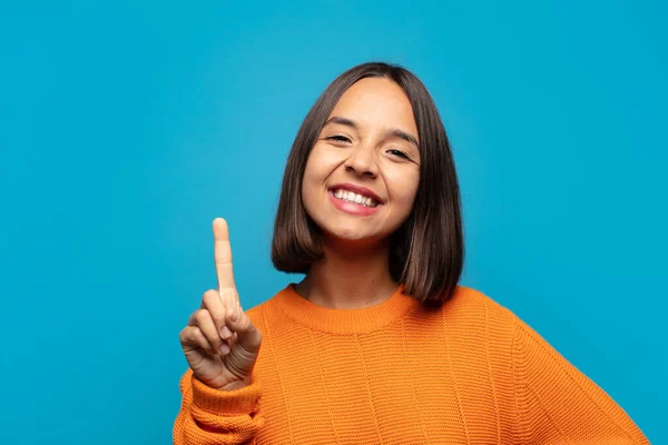 Mulher Hispânica Sorrindo Olhando Amigável Mostrando Número Primeiro Com Mão — Fotografia de Stock