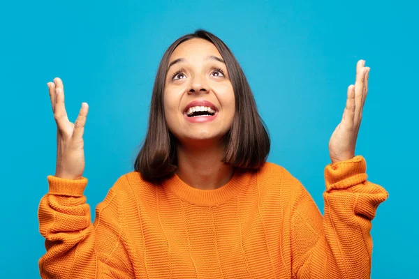 Mulher Hispânica Sentindo Feliz Surpreso Sortudo Surpreso Comemorando Vitória Com — Fotografia de Stock