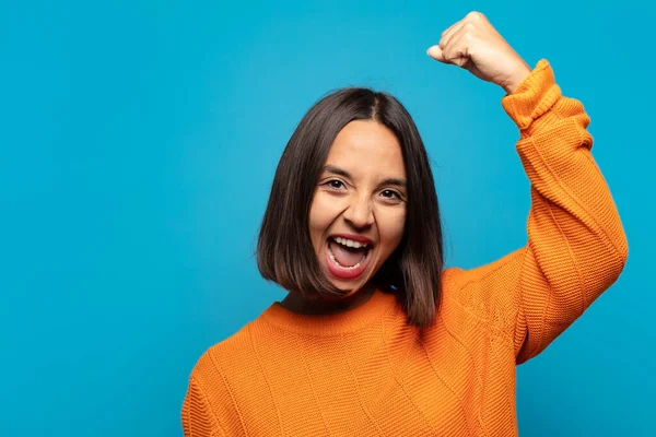 Mulher Hispânica Gritando Triunfalmente Parecendo Animado Feliz Surpreso Vencedor Comemorando — Fotografia de Stock