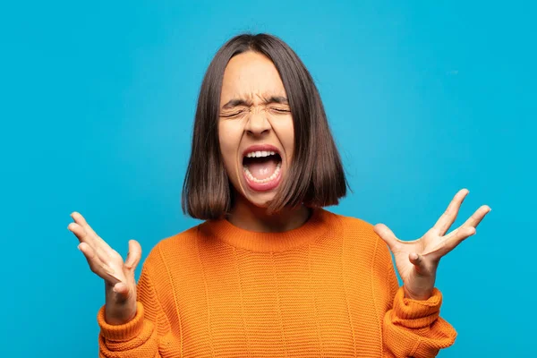 Hispanische Frau Wütend Schreiend Gestresst Und Genervt Mit Den Händen — Stockfoto