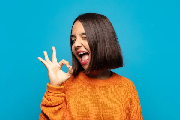 Mulher Hispânica Sentindo Bem Sucedida Satisfeita Sorrindo Com Boca Bem — Fotografia de Stock