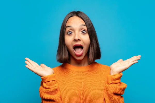 Mulher Hispânica Olhando Feliz Animado Chocado Com Uma Surpresa Inesperada — Fotografia de Stock