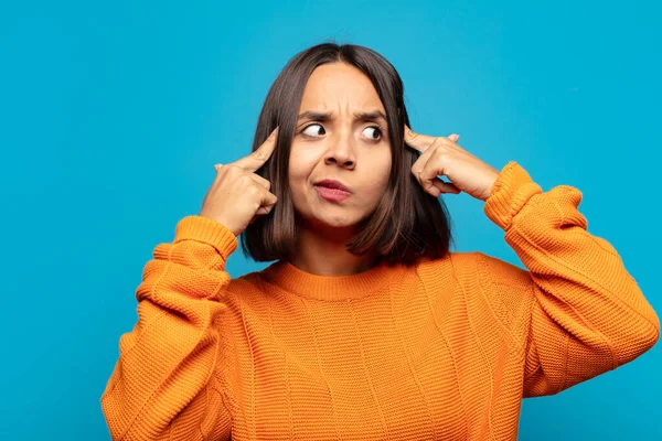 Hispanische Frau Die Konzentriert Auf Eine Idee Schaut Und Sich — Stockfoto