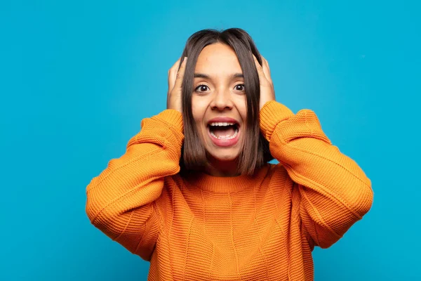 Hispanische Frau Hebt Die Hände Zum Kopf Mit Offenem Mund — Stockfoto