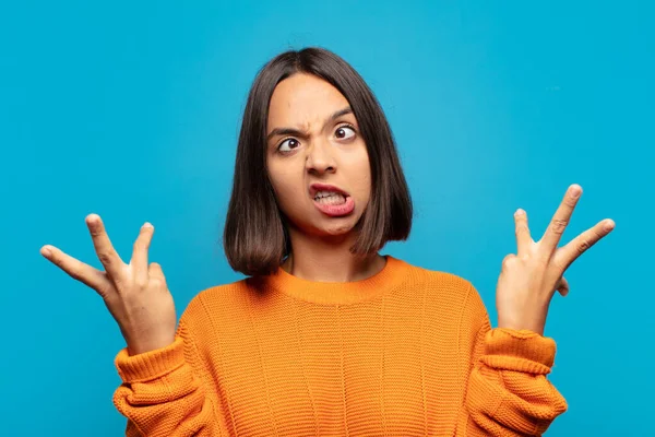 Hispanische Frau Zuckt Mit Einem Stummen Verrückten Verwirrten Verwirrten Gesichtsausdruck — Stockfoto