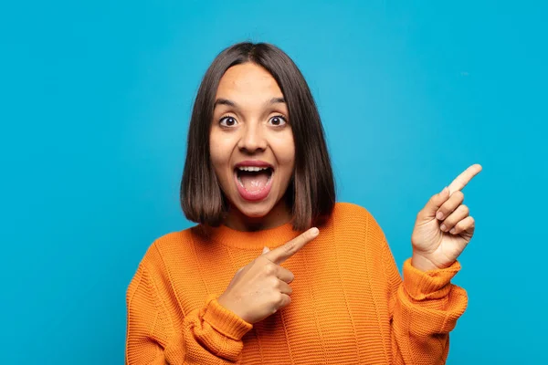 Mulher Hispânica Sentindo Alegre Surpreso Sorrindo Com Uma Expressão Chocada — Fotografia de Stock