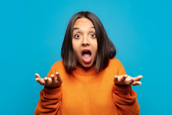 Hispanic Woman Feeling Extremely Shocked Surprised Anxious Panicking Stressed Horrified — Stock Photo, Image