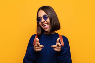 İspanyol kadın kendini mutlu, sakin, tatmin olmuş, rahat ve başarılı hissediyor, kameraya bakıyor, seni seçiyor.