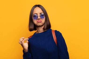 İspanyol kadın kibirli, başarılı, pozitif ve gururlu görünüyor.