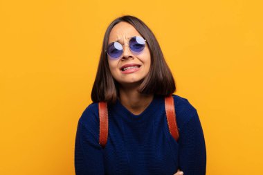 Hispanik kadın endişeli, hasta, hasta ve mutsuz hissediyor. Ağrılı bir mide ağrısı veya grip geçiriyor.