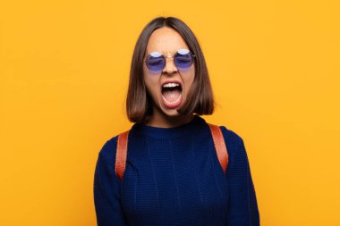 İspanyol kadın agresif bir şekilde bağırıyor, çok kızgın, hayal kırıklığına uğramış, öfkeli ya da sinirli görünüyor, hayır diyor.