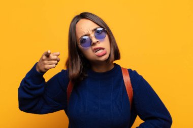 Öfkeli agresif bir ifadeyle kameraya bakan İspanyol kadın kızgın, deli bir patron gibi görünüyor.