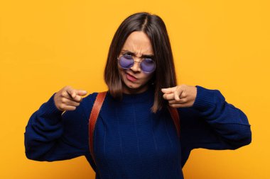 İspanyol kadın kameraya hem parmaklarıyla hem de kızgın bir ifadeyle sana görevini yapmanı söylüyor.