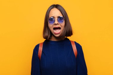 İspanyol kadın korkmuş ve şok olmuş hissediyor, ağzı açık şaşkınlık içinde.