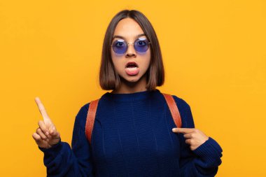 İspanyol kadın gururlu ve şaşırmış hissediyor, kendine güvenen, başarılı bir numara gibi hisseden