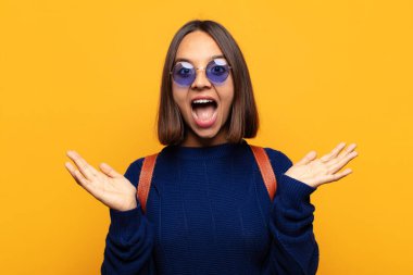 İspanyol kadın mutlu ve heyecanlı görünüyordu. Beklenmedik bir sürprizle şoke olmuştu. İki eli yüzü açıktı.