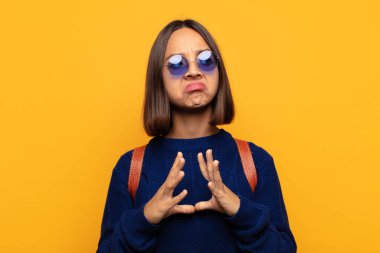 Hispanik kadın entrikalar ve komplolar kuruyor, sinsi hileler ve hileler düşünüyor, kurnazlık ve ihanet