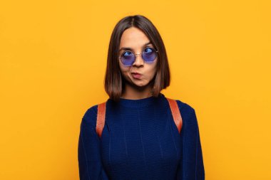 İspanyol kadın şapşal ve komik görünüyor. Şaşı bakışlı, şakacı ve şakacı.