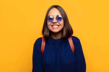 İspanyol kadın mutlu ve hoş bir şekilde şaşırmış görünüyor. Büyülenmiş ve şok olmuş bir ifadeyle heyecanlanıyor.