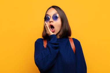 İspanyol kadın şoke olmuş ve ağzı açık bir şekilde yüz yüze inanamamaktan hayrete düşmüş.