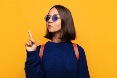 İspanyol kadın, harika bir fikri fark ettikten sonra parmağını havaya kaldırıp 