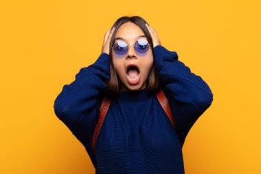 İspanyol kadın elele tutuşuyor, ağzı açık, son derece şanslı, şaşırmış, heyecanlı ve mutlu.