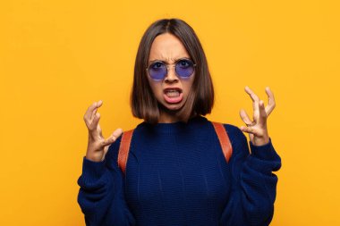 İspanyol kadın ellerini havaya kaldırıp bağırıyor. Öfkeli, sinirli, stresli ve üzgün.