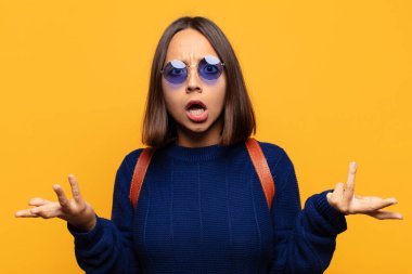 İspanyol kadın aşırı derecede şok olmuş ve şaşırmış, endişeli ve panik içinde, stresli ve dehşete düşmüş bir bakışla